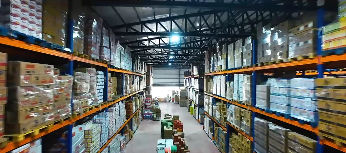 Depo içerisindeki raf koridoru